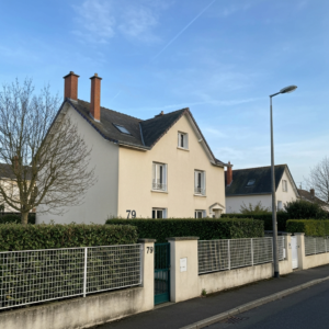 Vue panoramique d'une maison à Bondoufle au coucher du soleil